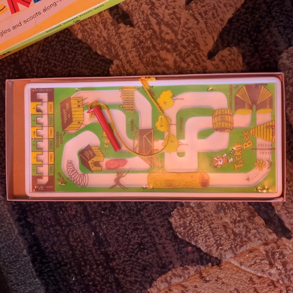 1956 Vintage Tickle Bee Game - Yellow Bee Family Board Game - Picture 4 of 5